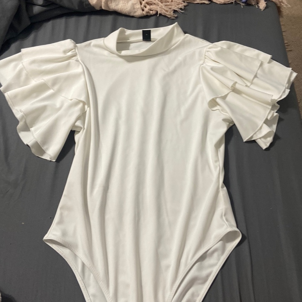 White puff sleeve body suit